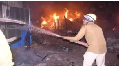 धनबाद के स्टील गेट सब्जी बाजार में भीषण आग, कई दुकानें जलकर राख