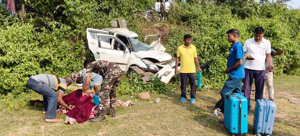 चाईबासा में भीषण सड़क हादसा! ट्रेलर से टकराई कार, एक ही परिवार के 3 लोगों की मौत, 2 की हालत गंभीर