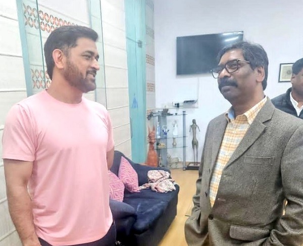 सीएम Hemant Soren से अचानक मिलने पहुंचे MS Dhoni, मुलाकात के मायने तलाश रही सियासत