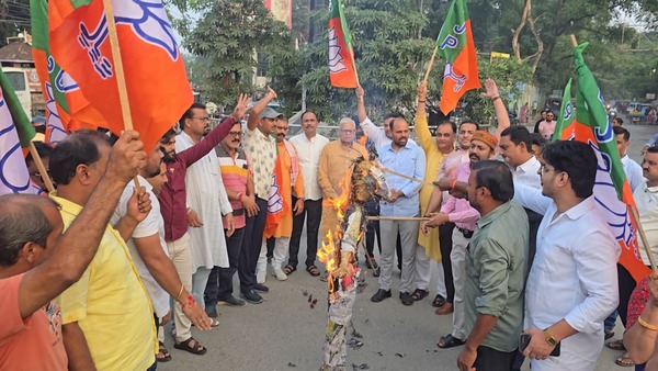मंत्री राधाकृष्ण किशोर की कथित टिप्पणी के विरोध में पलामू में BJP का प्रदर्शन, पुतला दहन कर जताया आक्रोश