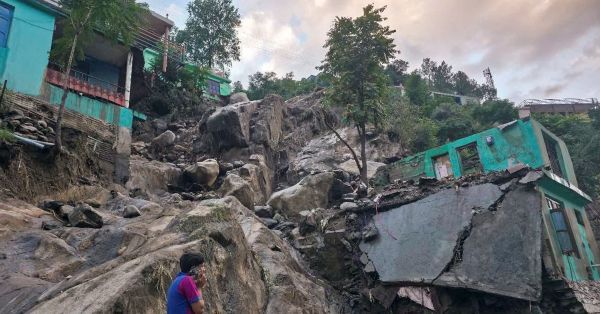 जम्मू-कश्मीर में बारिश बनी आफत: डोडा में अचानक आई बाढ़ से हाईवे बंद, कई घर-दुकानें और वाहन क्षतिग्रस्त