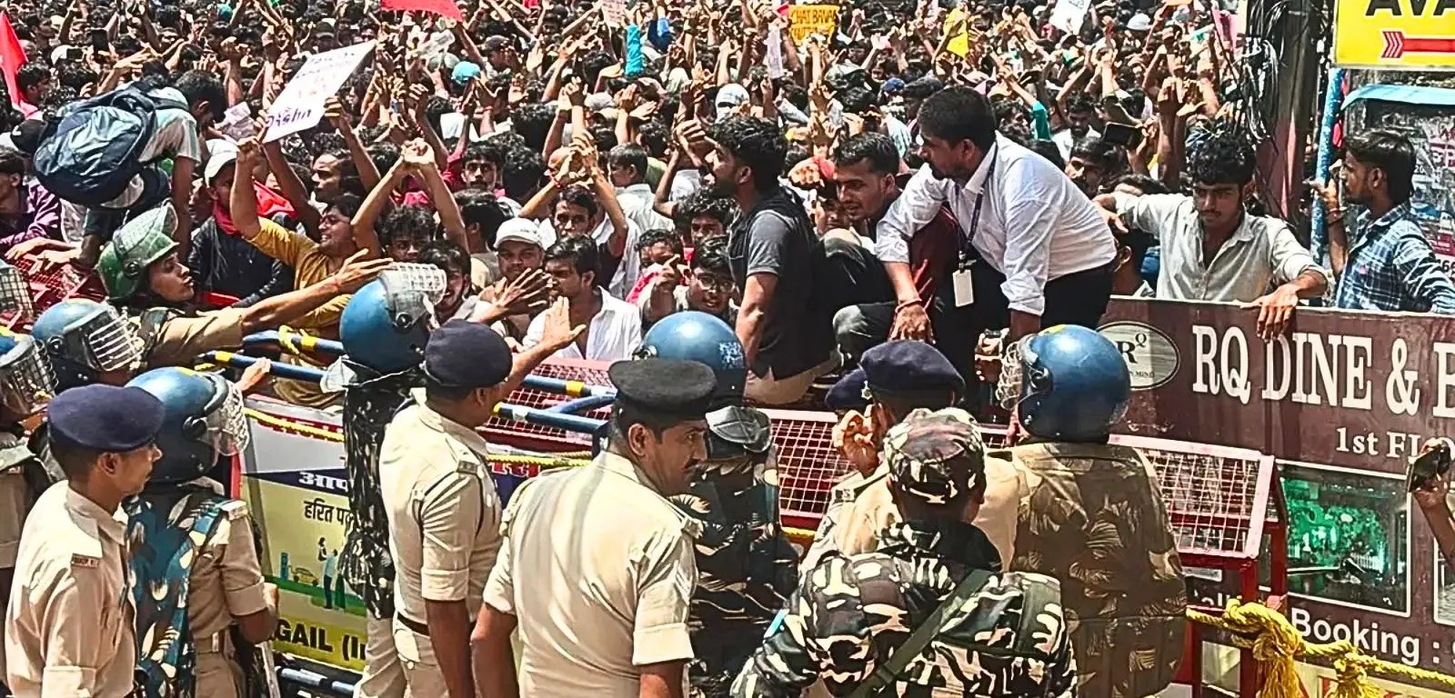 NEET पेपर लीक विवाद पर बिहार में धर्मेंद्र प्रधान के इस्तीफे की मांग पर उग्र प्रदर्शन, बिहार में छात्रों पर बड़ी कार्रवाई