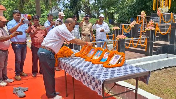 Pakur News: नक्सली हमले में शहीद अमरजीत बलिहार समेत छह पुलिसकर्मियों को श्रद्धांजलि, जवानों की प्रतिमा स्थापित करने की उठी मांग