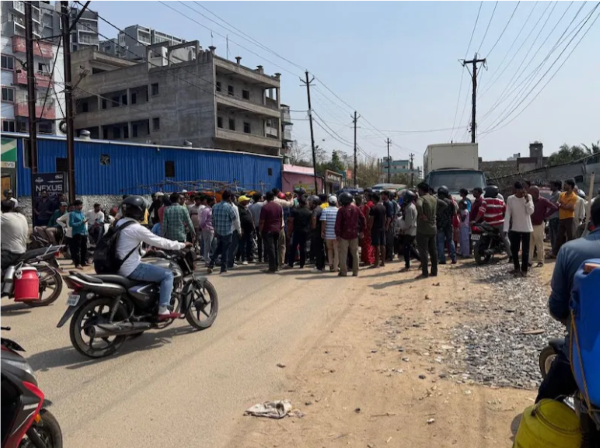 सिलेंडर नहीं मिलने पर फूटा गुस्सा, पुंदाग रोड पर सिलेंडर रखकर किया चक्का जाम