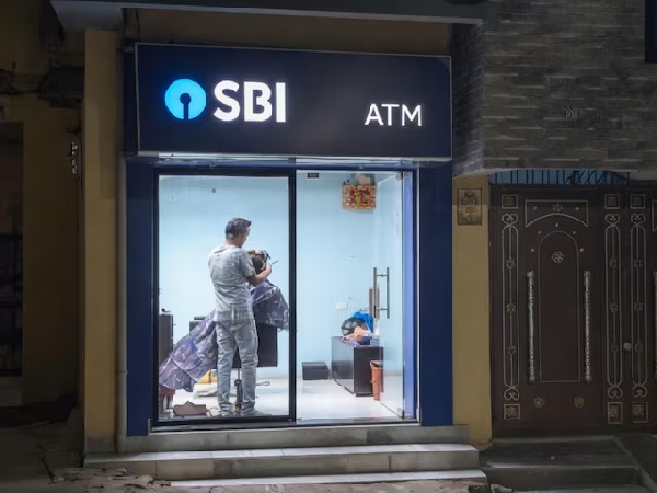 Bihar is not for Beginners...दानापुर के SBI ATM के अंदर चल रही हेयर कटिंग सैलून! बाहर लिखा है 24X7 open