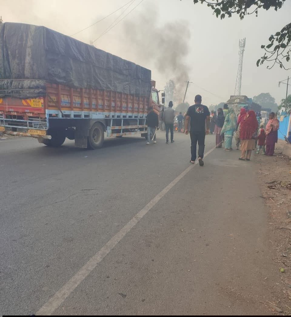 रामगढ़ में जंगली हाथियों का कहर, वन विभाग की लापरवाही पर ग्रामीणों ने किया सड़क जाम 