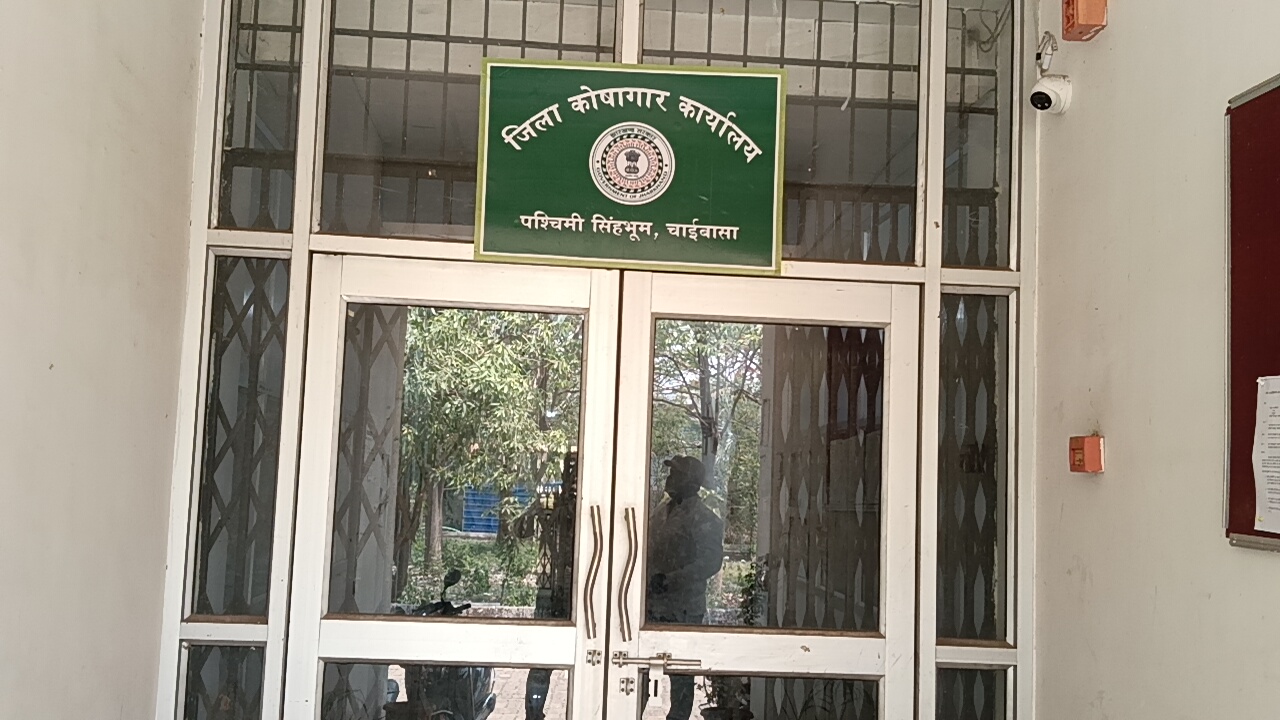 चाईबासा कोषागार घोटाला: पुलिस खाते से 47 लाख की अवैध निकासी, तीन कर्मियों पर केस, एक सिपाही गिरफ्तार