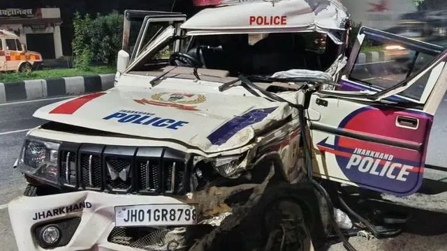 छापेमारी से लौट रही पुलिस टीम हादसे की शिकार, ट्रेलर से टकराई पुलिस की गाड़ी, एक की मौत चार घायल