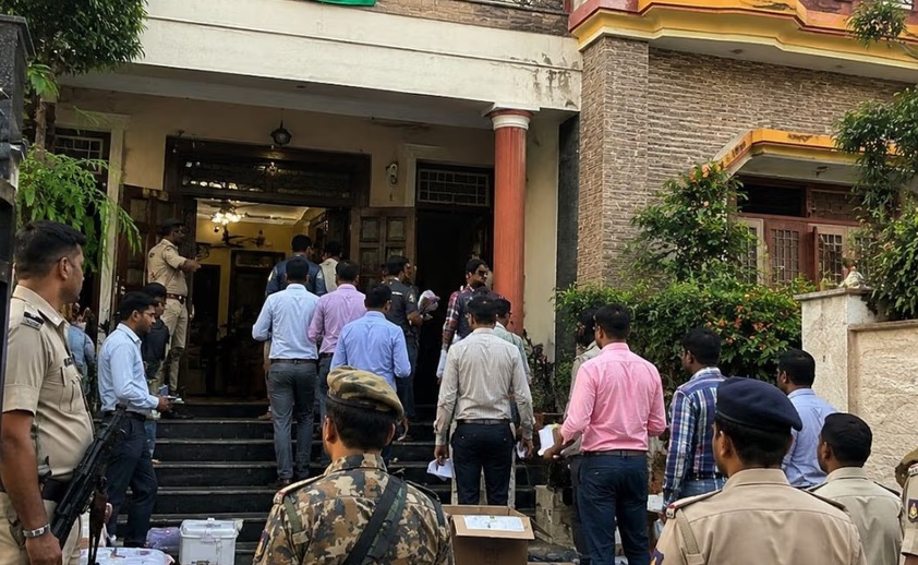 देवघर में आयकर विभाग की बड़ी कार्रवाई, मुखिया सुनीता देवी के दो ठिकानों पर एक साथ छापेमारी