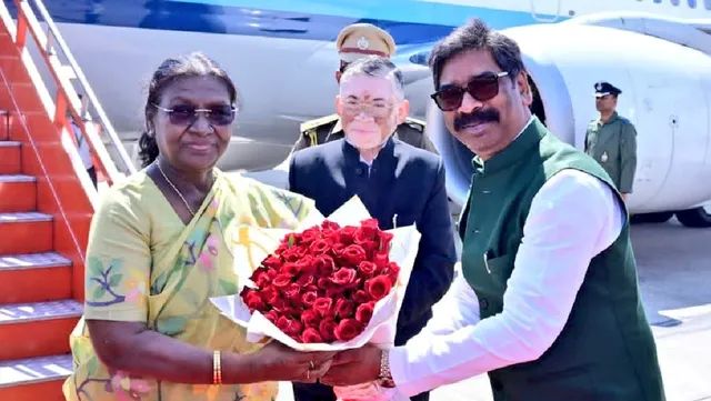 रांची  एयरपोर्ट पर सीएम हेमंत सोरेन और राज्यपाल संतोष गंगवार ने किया राष्ट्रपति द्रौपदी मुर्मु का स्वागत