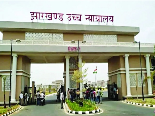 Jharkhand High Court ने 54 पुलिसकर्मियों का ट्रांसफर किया रद्द, धनबाद लौटने का निर्देश