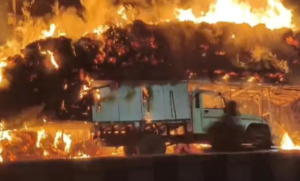 धनबाद में चलती गाड़ी बनी आग का गोला, जलती गाड़ी से कूदकर बचाई जान 