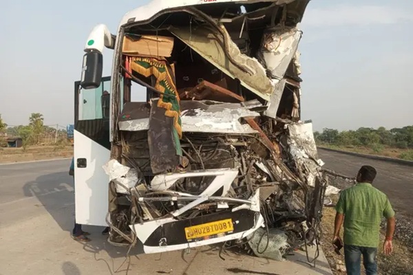 रांची जा रही बस के उड़े परखच्चे! डंपर से टक्कर में एक की मौत, 22 घायल