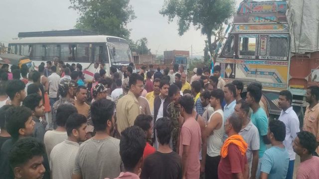 पलामू में मुआवजे को लेकर भड़के ग्रामीण, पुलिस पर बरसे पत्थर, दो जवान घायल