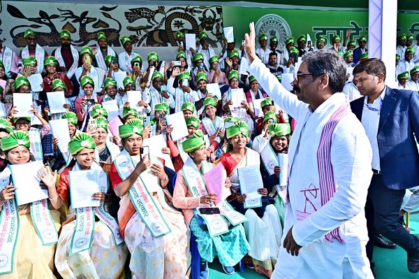 झारखंड दिवस पर दुमका में गुरुजी की ऐतिहासिक छवि, टीन बाजार में पहली बार लगा शिबू सोरेन का आदमकद कटआउट