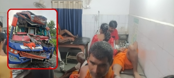 देवघर से लौट रहे कांवरियों पर टूटा कहर, बस-ट्रक की टक्कर में 3 की मौत 15 घायल