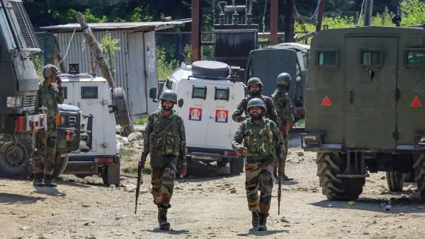 जम्मू-कश्मीर के उरी सेक्टर में बड़ा हादसा, LoC के पास सेना कैंप में अचानक विस्फोट, सेना के दो जवान शहीद; जांच में जुटी सेना