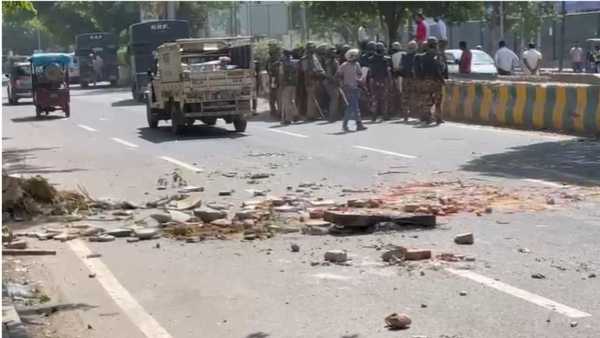 नोएडा में पांचवें दिन भी जारी मजदूरों का प्रदर्शन, पत्थरबाजी के बाद पुलिस का लाठीचार्ज