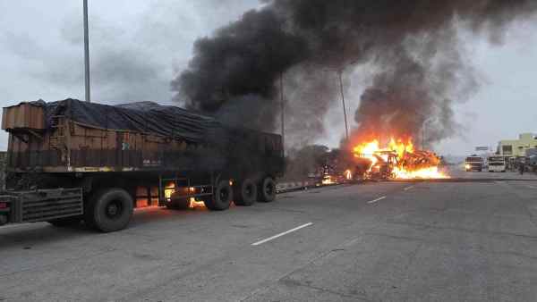 गिरिडीह में भीषण हादसा, ट्रकों की टक्कर के बाद लगी आग, दो की मौत