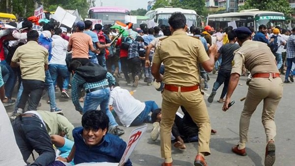 पटना में TRE 4 अभ्यर्थियों पर लाठीचार्ज, भर्ती विज्ञापन को लेकर छात्रों का उग्र प्रदर्शन