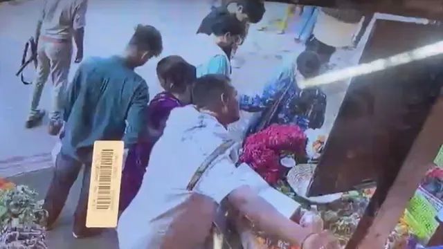 वाराणसी: काशी विश्वनाथ मंदिर के पास गोली चलने से मची अफरा-तफरी, तीन घायल